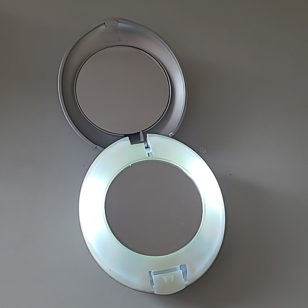 Tweezerman Lighted Mirror - Picture 3 of 7